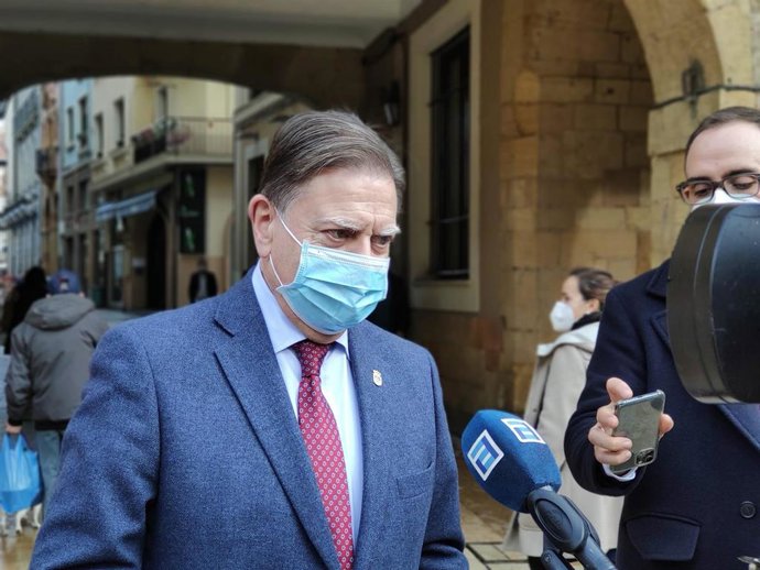 El alcalde de Oviedo, Alfredo Canteli, atiende a los medios en la Plaza del Ayuntamiento.