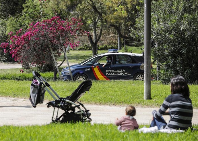 Un coche de policía en el Jardín del antiguo cauce del río Turia en Valncia (archivo)