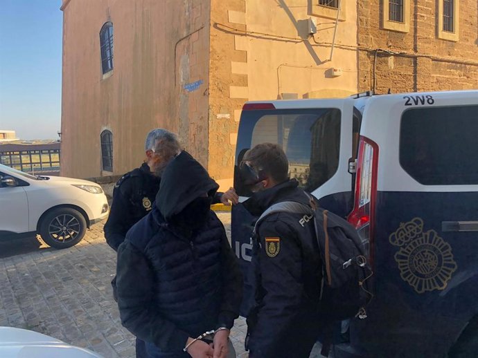 El acusado por agresión sexual y robo con violencia en el Caballo Blanco a la llegada al juicio en la Audiencia Provincial de Cádiz