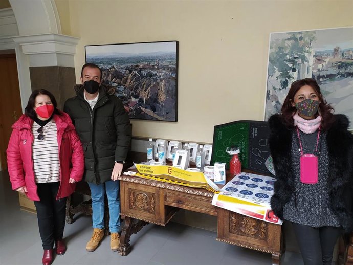 Entrega de material por parte de Diputación