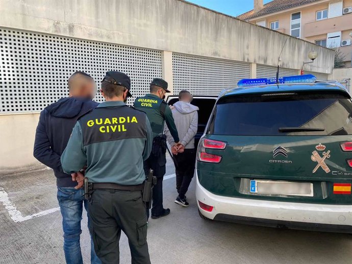 Detenidos tras ser sorprendidos intentando ocupar ilegalmente una vivienda.