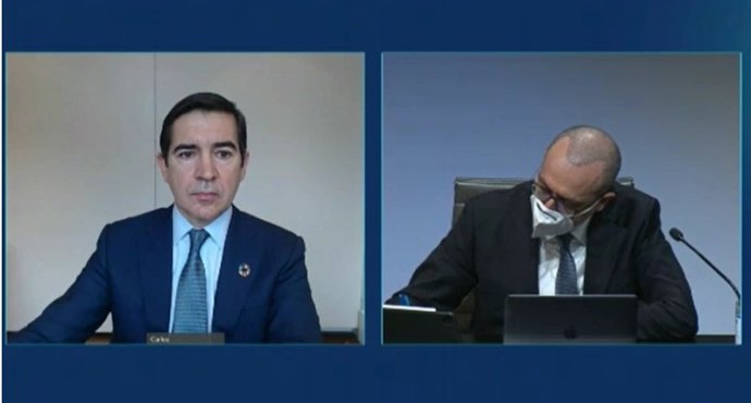 El presidente de BBVA, Carlos Torres (izq) , y el consejero delegado, Onur Gen (dcha), en la presentación de resultados de 2020.