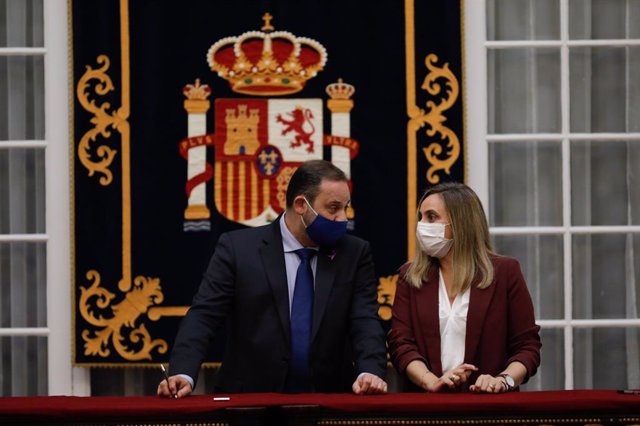 El ministro de Fomento, José Luis Ábalos, y la consejera de Fomento, Marifrán Carazo, en una imagen de noviembre de 2020.