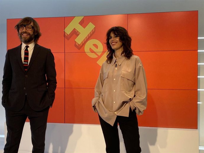 Los presentadores scar Dalmau y Flora Saura presentan el programa 'Helvética' de RTVE Catalunya.