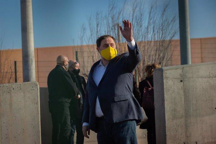 El líder de ERC y exvicepresidente del Govern, Oriol Junqueras, saluda a su salida de la cárcel de Lledoners donde cumple condena por el 1-O, en Lledoners, Barcelona, Catalunya, (España), a 29 de enero de 2021. 