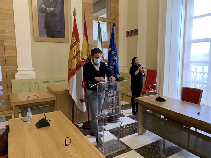 El portavoz del Ayuntamiento de Cáceres, Andrés Licerán, en una rueda de prensa