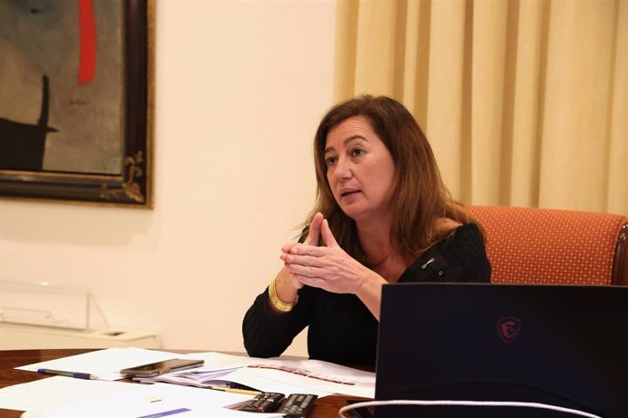 La presidenta del Govern, Francina Armengol, durante una reunión telemática en el Consolat de Mar.