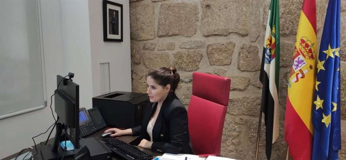 A consejera de Igualdad y portavoz de la Junta de Extremadura, Isabel Gil Rosiña, durante su participación en la reunión online en la que se han analizado las propuestas presentadas durante los últimos dos meses por jóvenes y entidades
