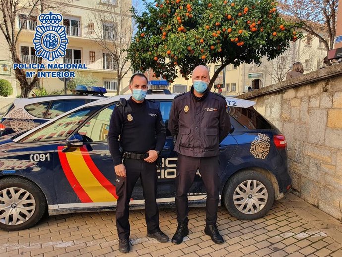 Los agentes que auxiliaron al hombre herido en un atropello.