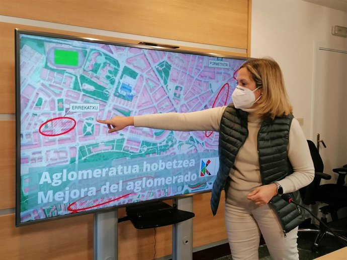 La alcaldesa de Barakaldo, Amaia del Campo, presenta las obras en varias calles del municipio.