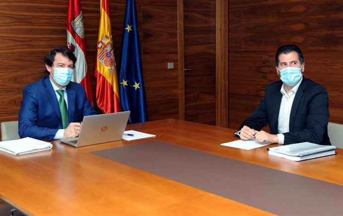 Imagen de archivo de una reunión entre el presidente de la Junta, Alfonso Fernández Mañueco, y el secretario general del PSOECyL, Luis Tudanca.