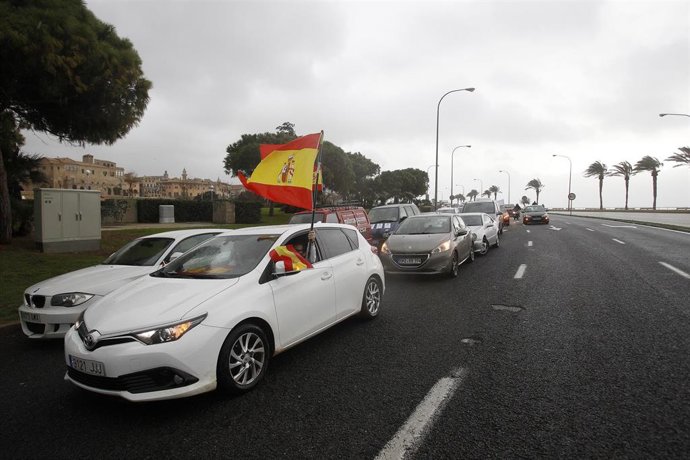 Manifestantes en coche durante una protesta contra el cierre de la restauración el pasado 22 de enero en Palma. 