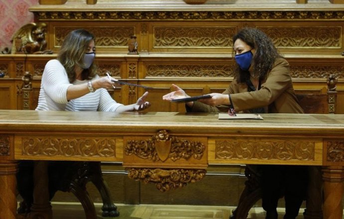 La presidenta del Govern, Francina Armengol, y la presidenta del Consell de Mallorca, Catalina Cladera, durante la firma del convenio de ayudas directas a los sectores económicos más afectados por la crisis del coronavirus.