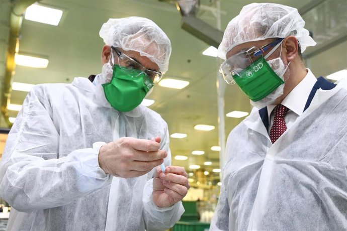 Lambán  en la emmpresa de jeringuillas Becton Dickinson, en Fraga