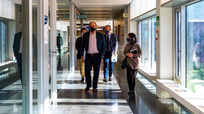 March visita el IAC3 en la UIB, el único instituto español que colabora en el proyecto LIGO.