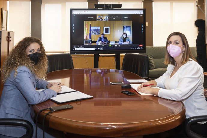 La delegada del Gobierno en Cantabria, Ainoa Quiñones (i), y la consejera de Economía y Hacienda, María Sánchez (d) se reúnen telemáticamente con el secretario general de Industria y PYME