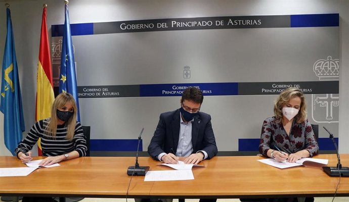 El consejero de Industria, Empleo y Promoción Económica, Enrique Fernández, y las directoras generales de Industria, Rosana Prada, y de Energía, Minería y Reactivación, Belarmina Díaz