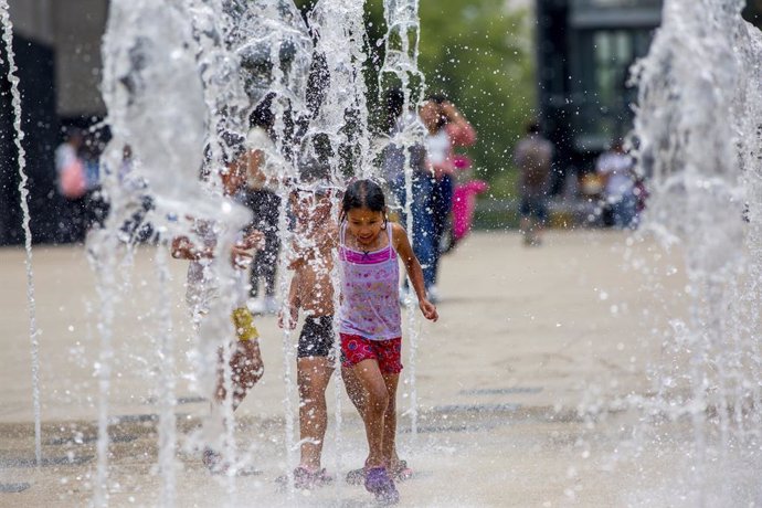 17 May 2019, Mexico, Mexico City: A girl plays in a water fountain after schools were cancelled due to high air pollution. The Mexican capital has been in an environmental emergency for four days. Photo: Jair Cabrera Torres/dpa