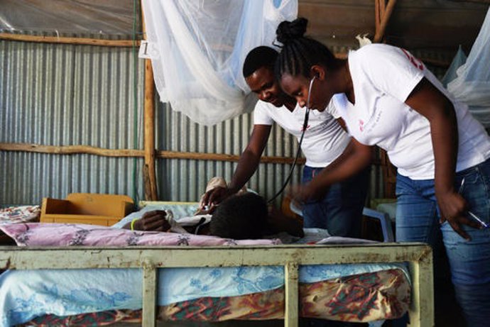 Dr. Ernest Nshimiyimana, MSF medical team leader, together with Leya Haileyesus, MSF clinical officer, checks kala azar patients in the ward for patients with kala azar co-infections, at the Abdurafi MSF health centre.