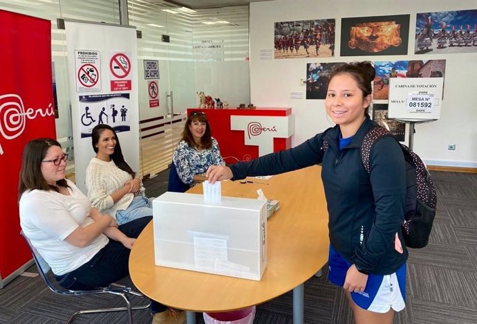 Imagen de archivo deuna mujer votando en Perú.