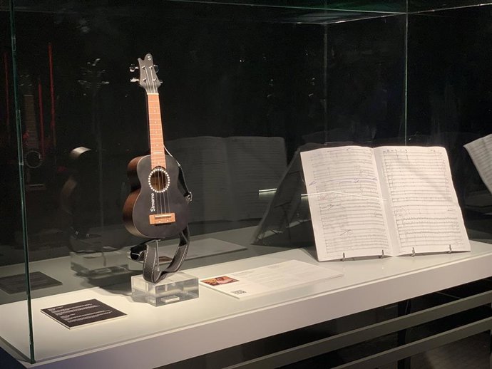 Ukelele y partituras de Juan Antonio Simarro