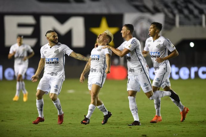 HANDOUT - 14 January 2021, Brazil, Sao Paulo: Santos's Yeferson Soteldo (2nd L) celebrates with his teammates after scoring his side's second goal during the CONMEBOL Copa Libertadores semifinal second leg soccer match between Santos and Boca Juniors at
