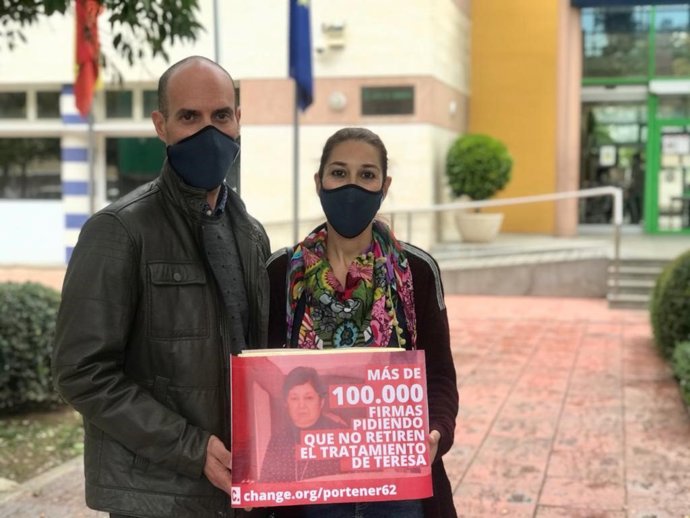 Alejandro Nieto y Teresa Castro, familiares de Teresa Muñoz, la mujer enferma de esclerosis múltiple de Aguilar de la Frontera (Córdoba) a la que la Junta de Andalucía le ha retirado el tratamiento que recibía.