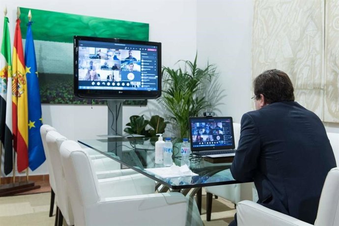 El presidente de la Junta, Guillermo Fernández Vara, durante la reunión del Pacto por el Ferrocarril.