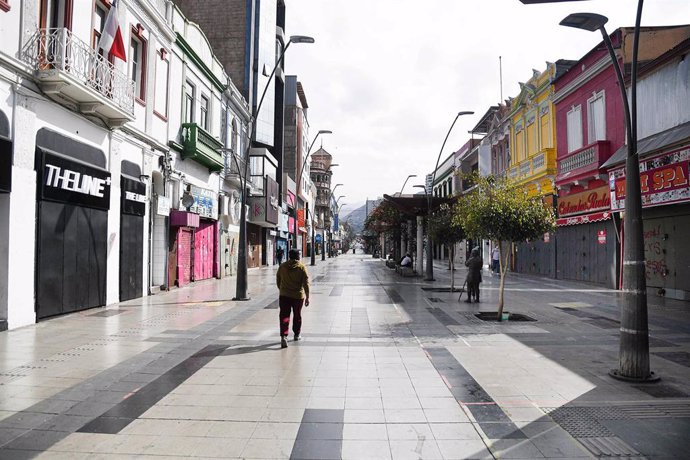 Una calle comercial de Chile vacía por la pandemia.