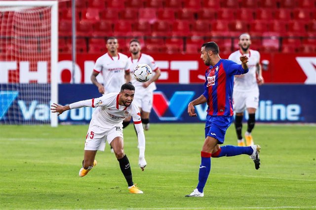 Youssef En-Nesyri y Recio pugnan por un balón en el Sevilla-Eibar de LaLiga Santander 2020-2021