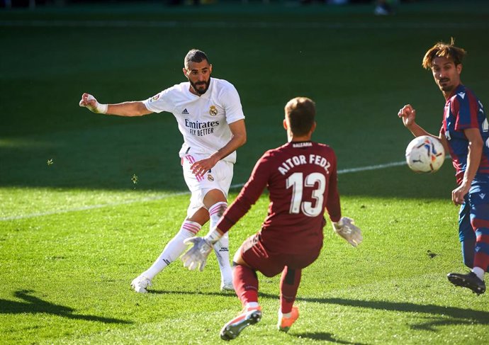 Karim Benzema marca ante Aitor Fernández en el Levante-Real Madrid de LaLiga Santander 2020-2021