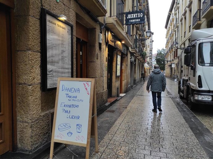 Bares cerrados en la Parte Vieja de San Sebastián