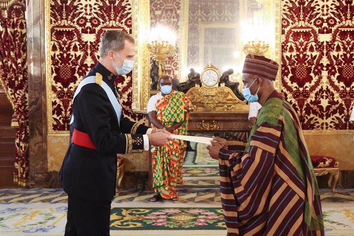 Entrega al Rey de las cartas credenciales por parte del nuevo Embajador de Ghana, Muhammad Adam