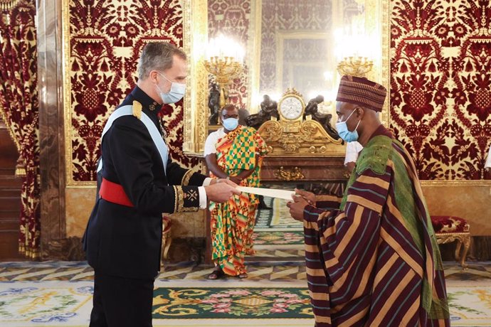 Entrega al Rey de las cartas credenciales por parte del nuevo Embajador de Ghana, Muhammad Adam