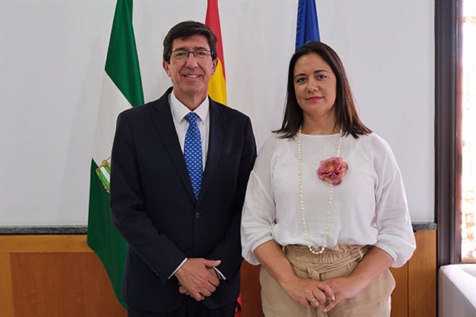 El vicepresidente de la Junta de Andalucía, Juan Marín, junto a la secretaria general de Regeneración, Racionalización y Transparencia, Nuria Gómez, en una foto de archivo.