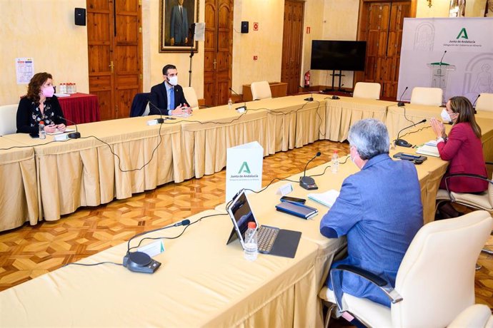 El alcalde de Almería se reúne con la delegada de la Junta y el delegado territorial de Salud