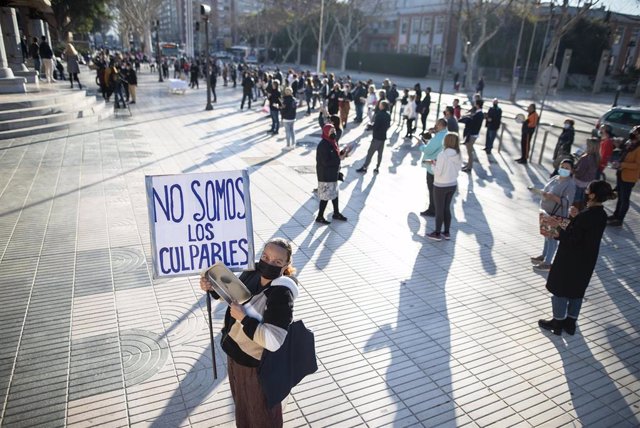 Una mujer porta una pancarta en la concentración convocada por Hostecar