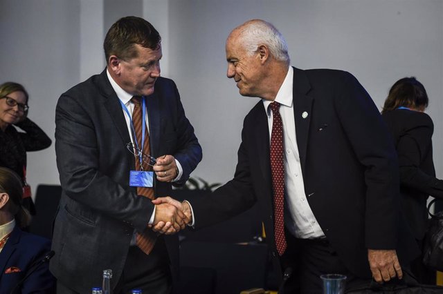 13 September 2019, Finland, Helsinki: Director of the Community of Interest focusing on vulnerabilities and resilience at the European Centre of Excellence for Countering Hybrid Threats Jukka Savolainen (L) shakes hands with Chairperson of European Bankin