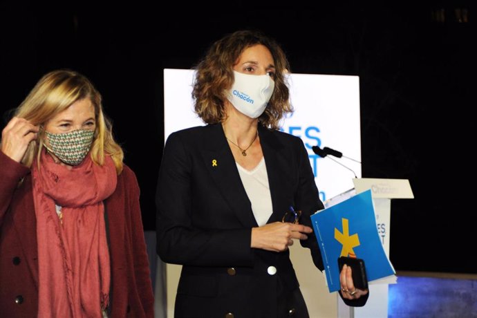 La número dos del PDeCAT a las elecciones, Joana Ortega (i) y la candidata del PdeCAT a la Presidencia de la Generalitat, ngels Chacón (d) durante el acto de inicio de campaña del PDeCAT, en el Recinto Modernista Sant Pau, en Barcelona, Catalunya (Espa