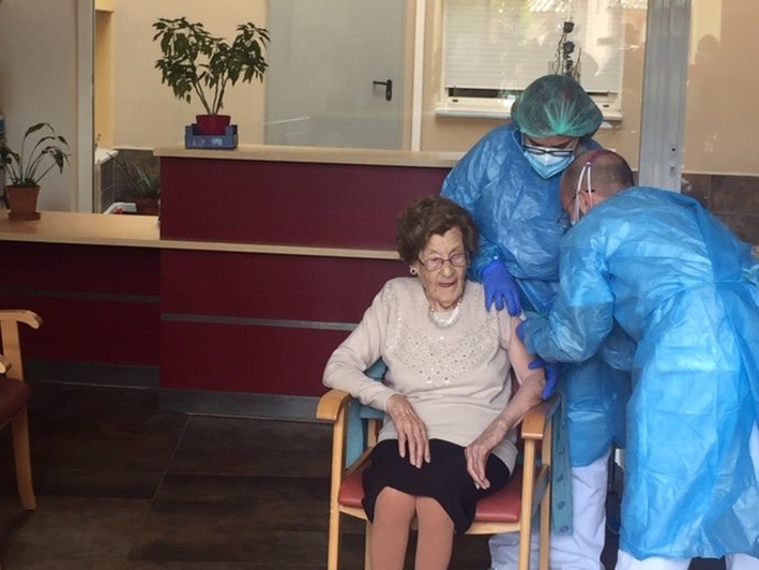 Vacunación en una residencia de Arbúcies (Girona) de una mujer de 105 años