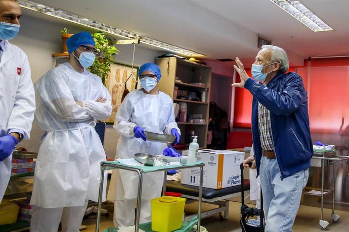 Nicanor de 72 años se despide a su salida tras ser el primer hombre en vacunarse en la Comunidad de Madrid durante el primer día de vacunación contra la Covid-19 en España, en la residencia de mayores Vallecas, perteneciente a la Agencia Madrileña de At