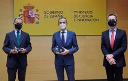 El consejero delegado de Atresmedia, Silvio González, junto al miembro del comité de expertos de Constantes y Vitales, El oncólogo Jesús García-Foncillas, y el ministro de Ciencia e Innovación, Pedro Duque.