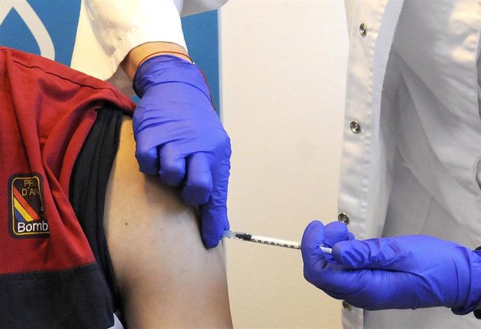 Un bombero recibe la primera dosis de la vacuna de Covid-19