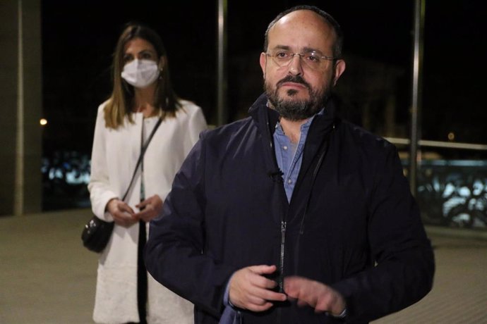 El candidato del PP a las elecciones catalanas del 14F, Alejandro Fernández, y la candidata por Tarragona, Inma Moranta, durante la intervención del primero en Els Pallaresos (Tarragona)