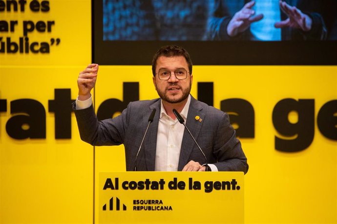 El vicepresidente de la Generalitat en funciones y candidato de ERC a la Presidencia, Pere Aragons, en un mitin de campaña en Badalona.