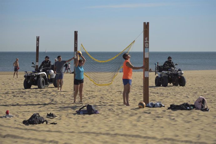 Vigilancia en una playa de Valncia el primer fin de semana de restricción perimetral en la ciudad por el aumento de casos de coronavirus