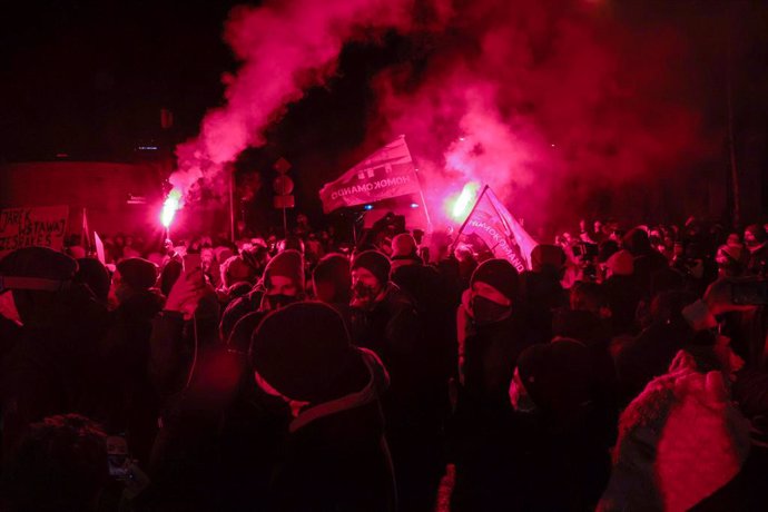 27 January 2021, Poland, Warschau: People light flares as they take part in the Women's Strike protest near the Law and Justice party headquarters against a verdict restricting abortion rights. Photo: Grzegorz Banaszak/ZUMA Wire/dpa