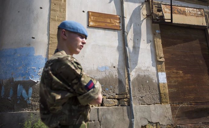 Un "casco azul" de la Misión de Mantenimiento de la Paz de la ONU en Chipre de patrulla en la zona de distensión de Nicosia