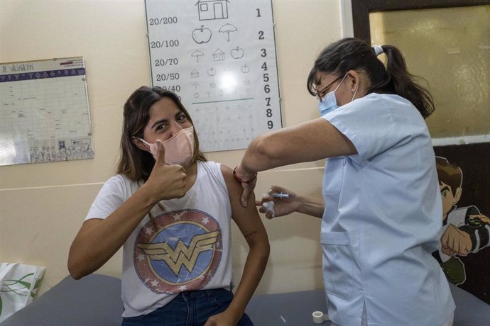 Una profesional sanitaria recibe la segunda dosis de la vacuna contra el coronavirus Sputnik V en Argentina