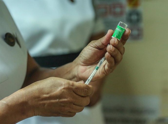 Un trabajador prepara una dosis de la vacuna de AstraZeneca en Sri Lanka. 